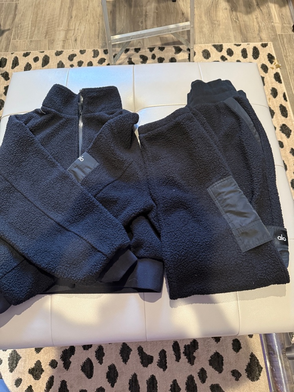 ALO Yoga women’s Navy Sherpa Jogger Set - Cozy Pullover & Joggers